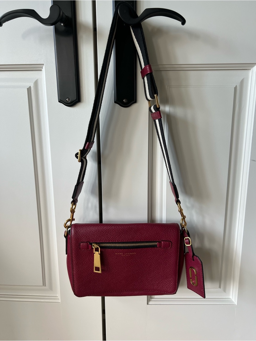 Iconic Marc Jacobs Burgundy Pebbled Leather Crossbody Bag in Burgundy